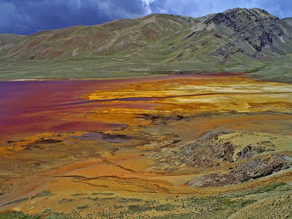 Hallazgo masivo de petróleo en Argentina. Peligro para la Patagonia Agua contaminada