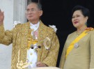 Bhumibol Adulyadej, un rey que adopta perros