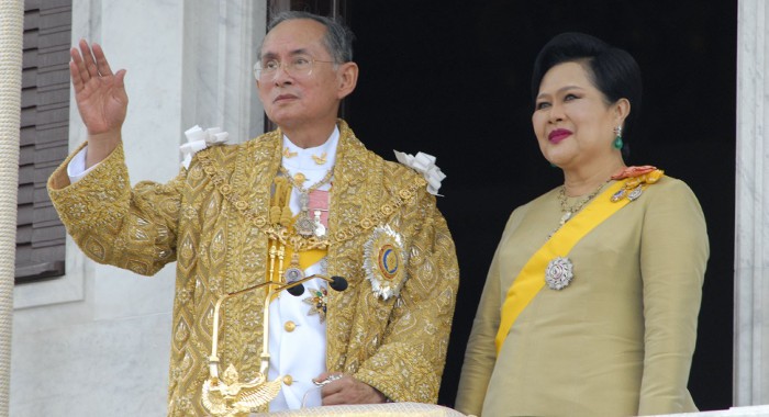 Bhumibol Adulyadej, un rey que adopta perros