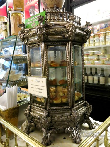 reliquia gastronómica  giratoria interiormente con productos calientes