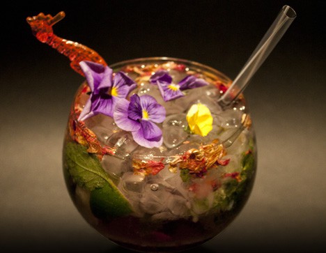 Detalle Mojito de flores, ron blanco, lima, hojas de menta, pétalos de rosas, agua de rosas, violeta, angostura