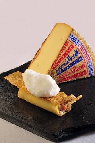 Canelon de queso Appenzeller relleno de escalibada y caballa con nieve de ajo