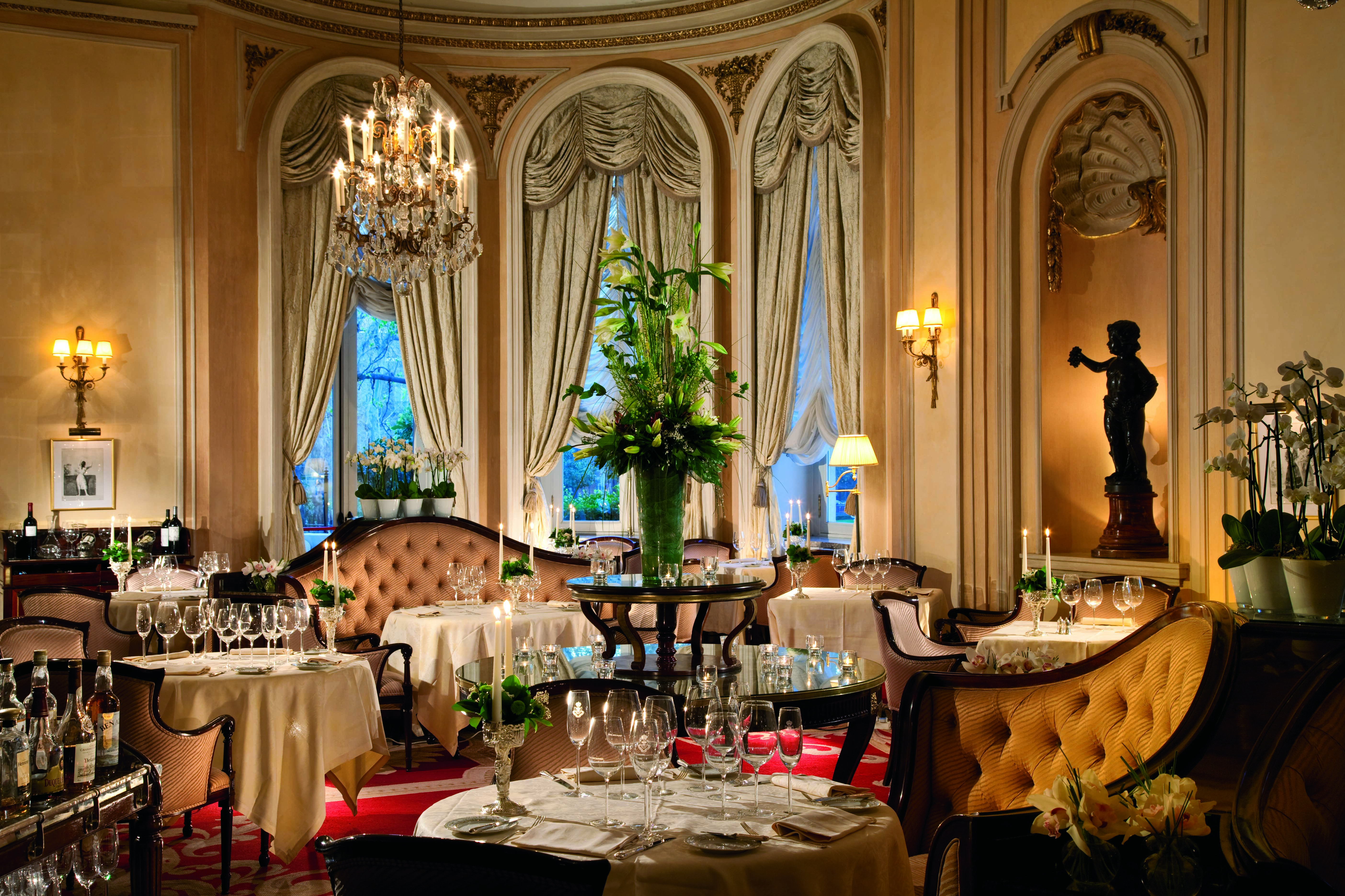 Изысканное место. Отель Ритц Мадрид. Ресторан le Louis XV Монако. Ритц Карлтон Мадрид. Отель Ритц Лондон интерьер.