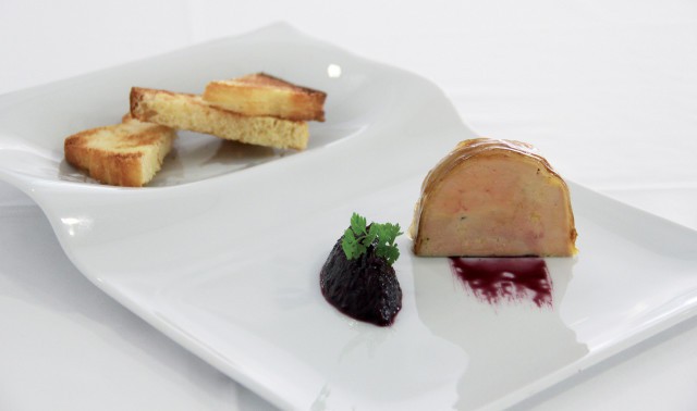 Foie gras glaseado al caldo de cocido, chutney de sangría y brioche casero