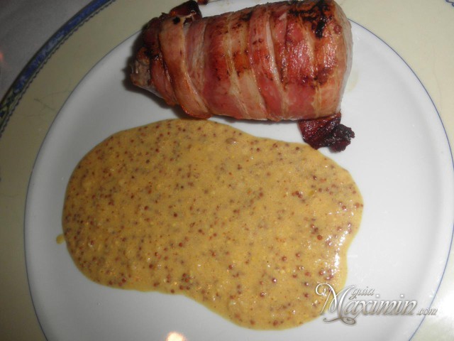 solomillo de cerdo ibérico con bacon a la plancha y tierra de frutos secos