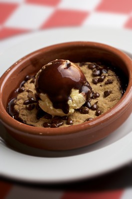 Cookie con chips de chocolate, cubierta de chocolate caliente y helado d...
