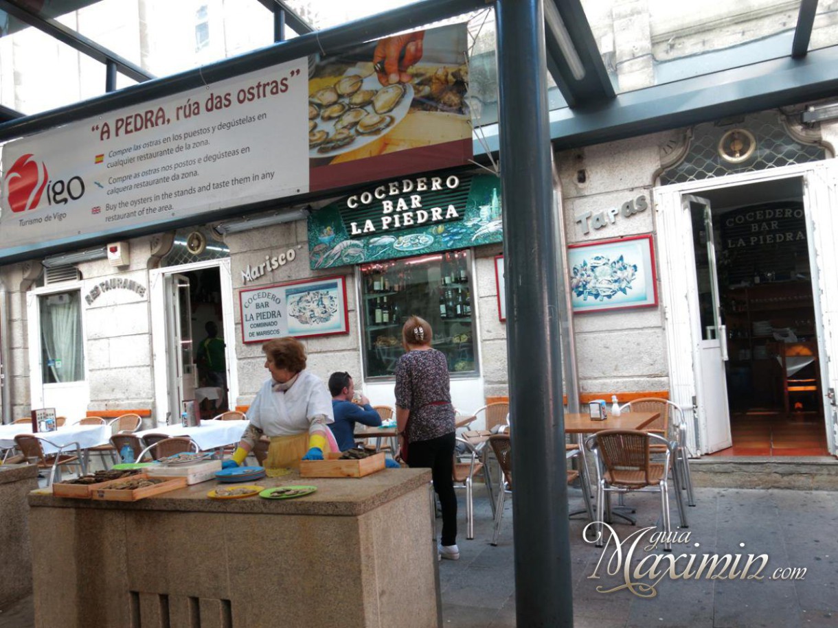 Disfrutando de ostras en Rua da Pedra (Vigo-Po)