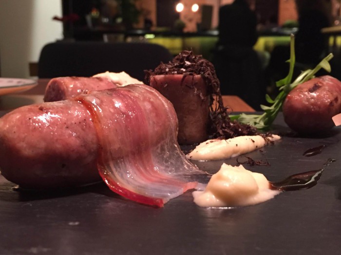 Longaniza artesanal de cerdo negro mallorquín con salsa de mostaza  y trufa negra1 - Rooster