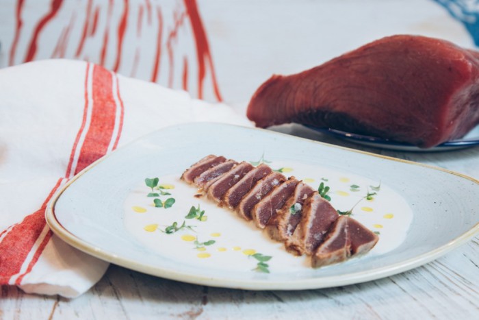Chiringuito de El Señor Martín-Tarantelo de atún rojo sobre ajo blanco y yuzu