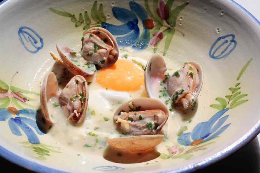 Huevos al Jerez con almejas - La Malaje
