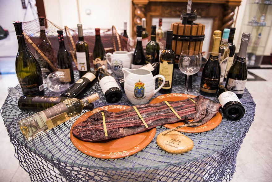 Bodegón lamprea seca y vinos D.O. Rías Baixas, Concello de Arbo
