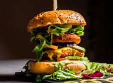 Sanissimo Burger Hispter, No Pollo Vegano Con Calabaza, Calabacín Y Berenjena, Tomate, Aguacate, Canónigos, Veganesa, Mostaza Y Pan De Focaccia Sanissimo