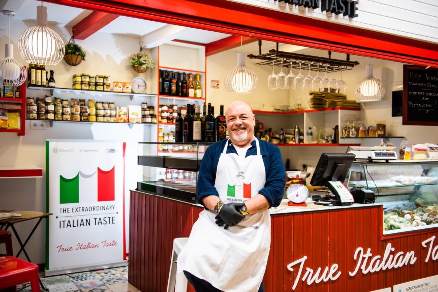 Pino Dependiente Y Embajador De Los Productos Auténticos Italianos Del Pop Up True Italian Taste En El Mercado De Chamberí