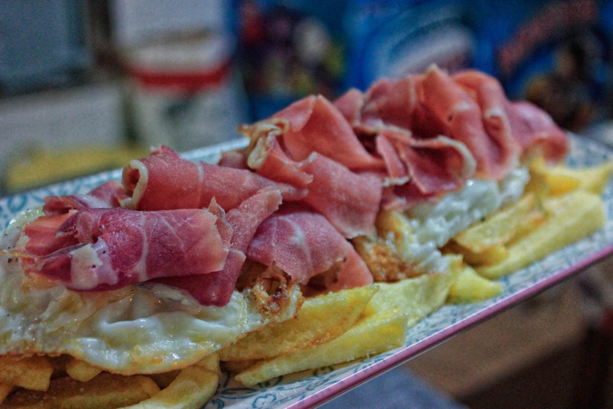 Cómo preparar unos huevos rotos con jamón ibérico