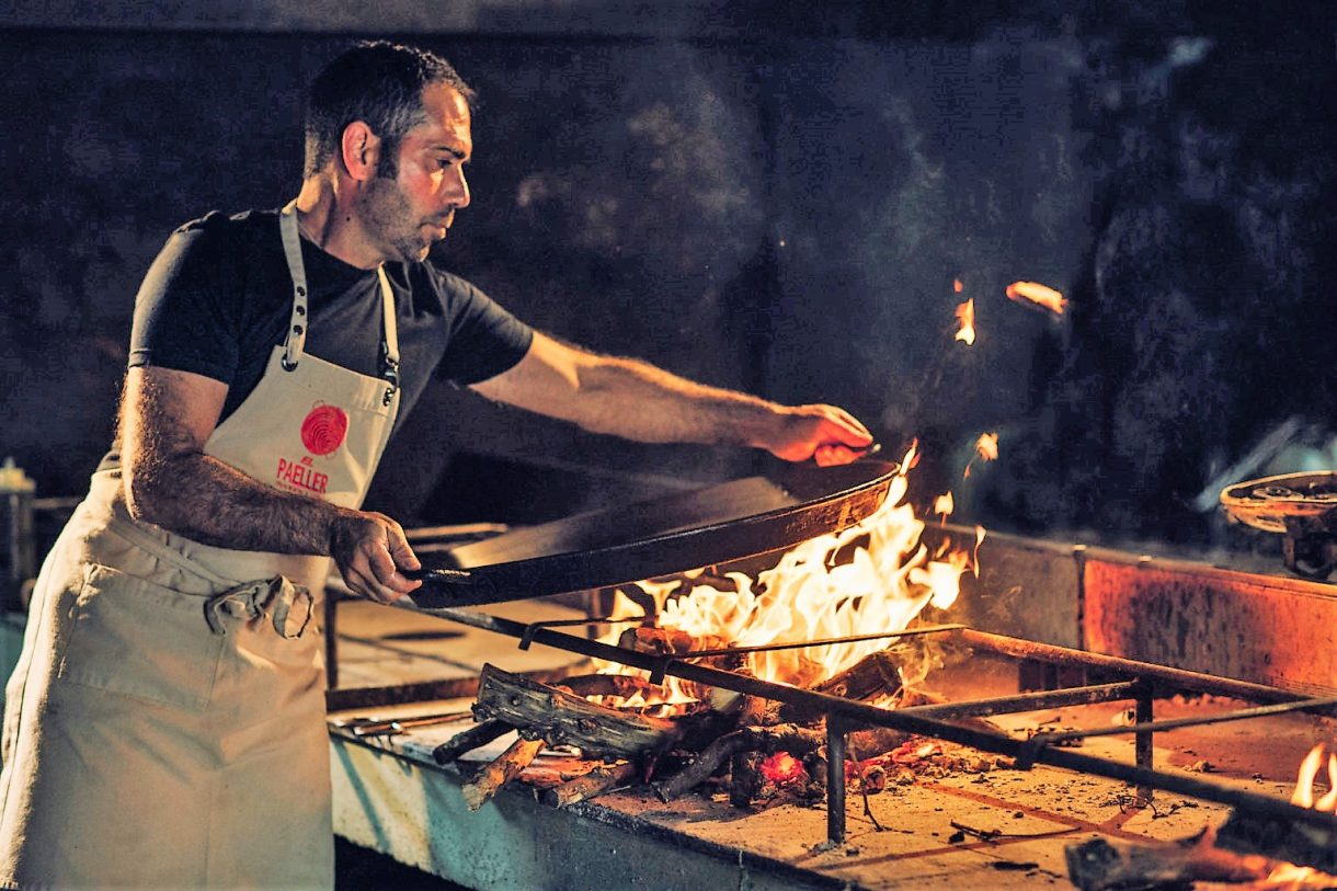 El paeller lanza su paella de pato y setas