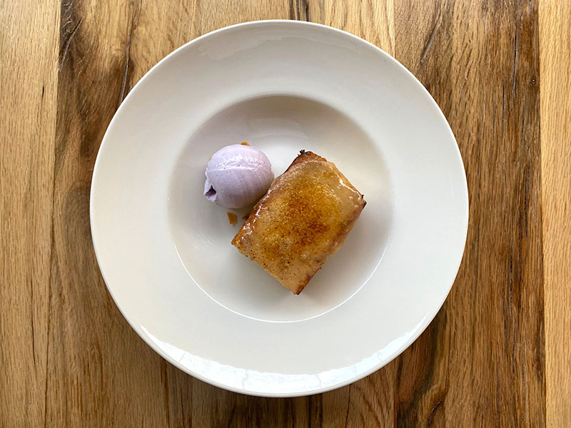 Torrija De Brioche Caramelizada Con Helado De Violetas Volea