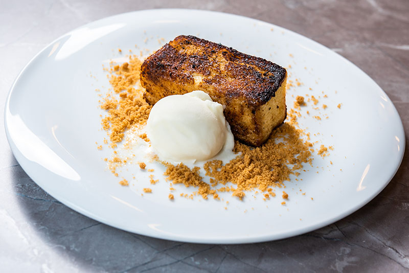 Torrija De Pan Brioche Caramelizada Con Helado De Leche Merengada, Casa Mories