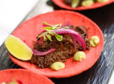 Tacos De Rabo De Toro Con Cebolla Encurtida A La Lima Y Crema De Aguacate, El Jardín De Alma
