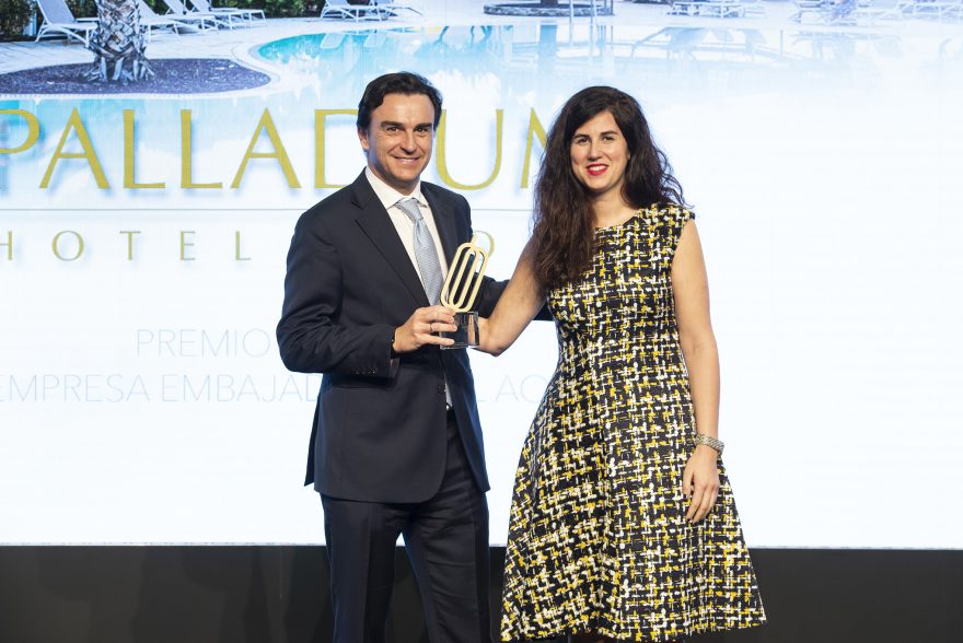 Abel Matutes (palladium Hotel Group) Recibiendo El Premio De Mano De Pandora Peñamil, Evooleum Awards 2022