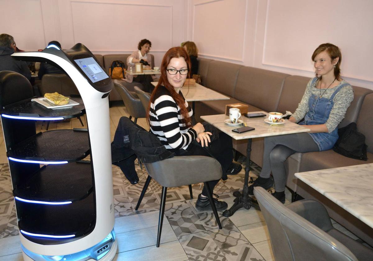 Cómo los robots camareros y su tecnología pueden atraer nuevos clientes en los restaurantes