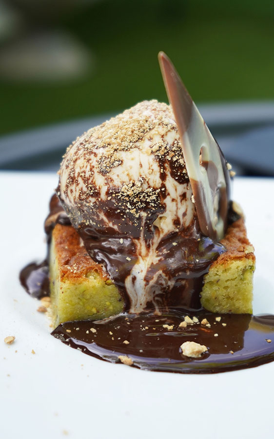 Brownie De Chocolate Blanco Y Pistacho Con Helado Y Chocolate, El Jardín De Arturo Soria