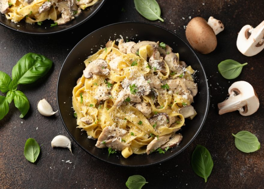 Creamy,alfredo,pasta,with,chicken,,mushrooms,and,parmesan,cheese.,healthy
