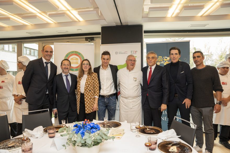 El Embajador De Italia En España Junto Al Chef Con Estrella Michelin Giuseppe Tinari Y Otras Personalidades