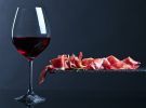 Descubre los mejores maridajes entre un jamón ibérico y vinos españoles
