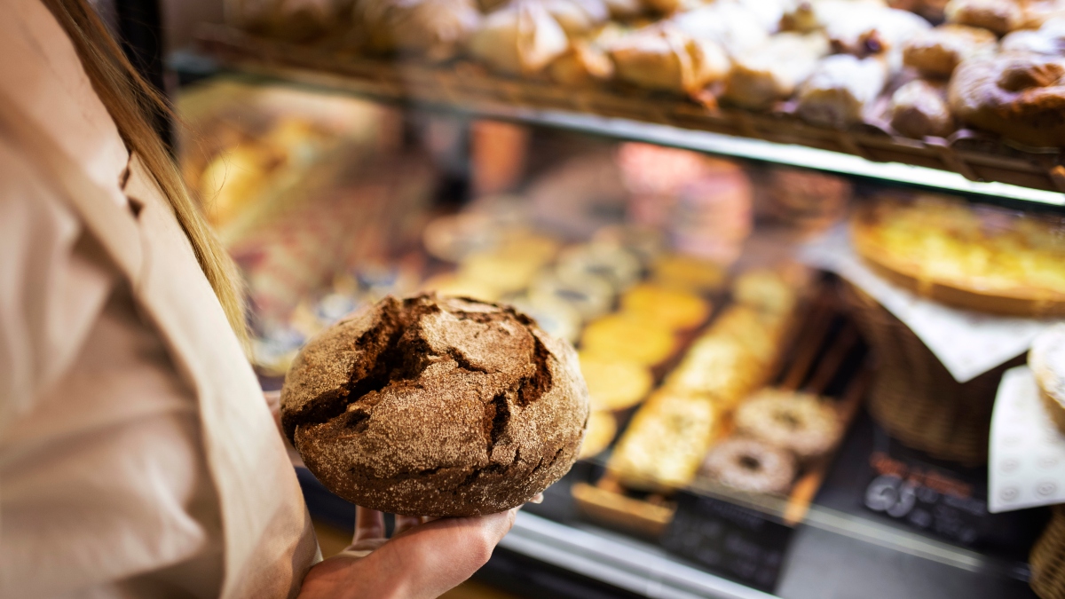 ¿Cómo funciona una vitrina refrigerada y por qué la necesitas?