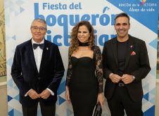 Francisco Salado Alcalde De Rincón De La Victoria Con Pastora Soler Y El Concejal De Turismo Antonio José Martín Moreno Gala Del Boquerón Victoriano