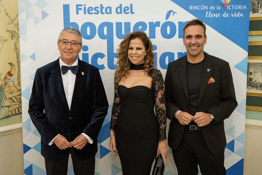 Francisco Salado Alcalde De Rincón De La Victoria Con Pastora Soler Y El Concejal De Turismo Antonio José Martín Moreno Gala Del Boquerón Victoriano