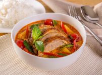 Kaeng,pled,ped,yang,(roasted,duck,in,red,curry),,