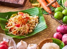 Papaya,salad,(som,tam),,,thai,food,,in,banana,leaf