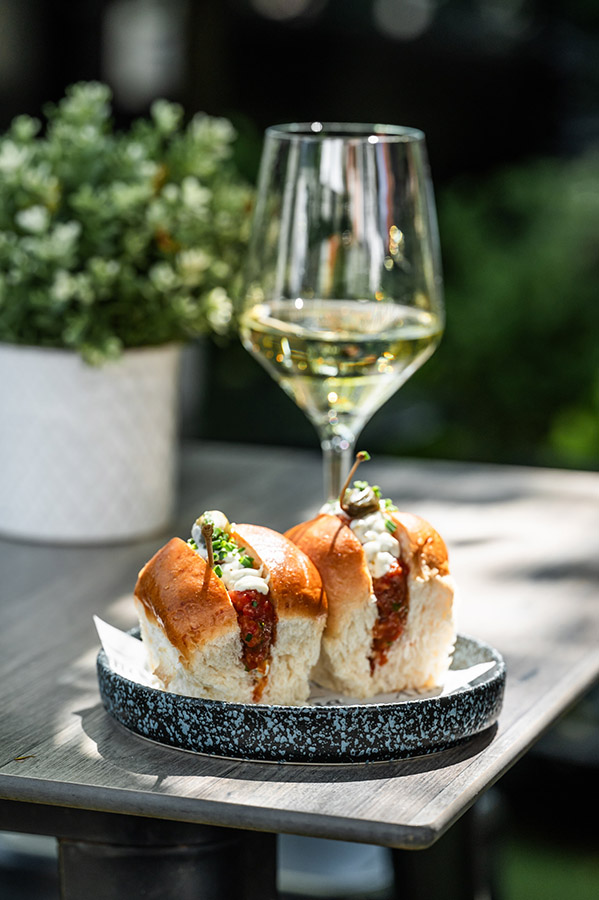 Brioche De Steak Tartar Con Mayo De Alcaparra Y Vino, Chill Out, El Jardín De Arturo Soria