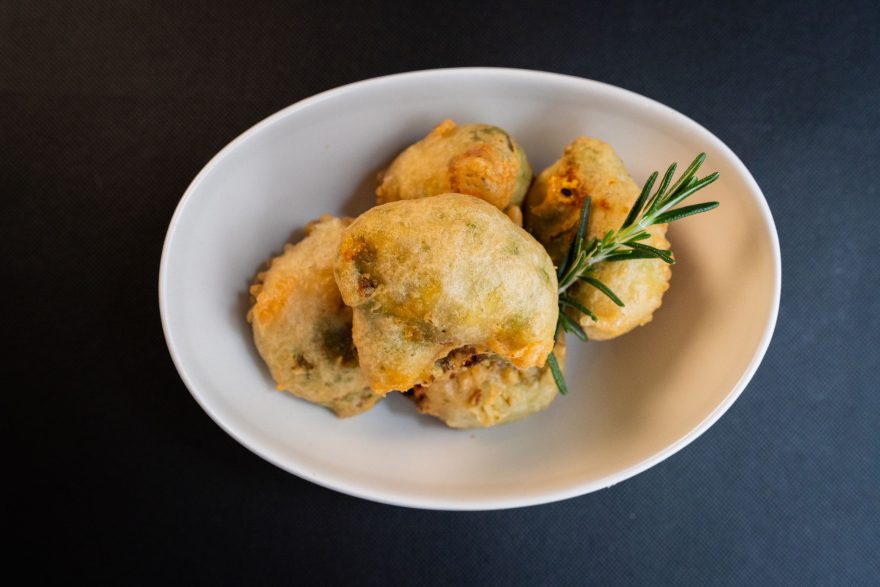 Buñuelos De Espinacas Y Queso Cheddar