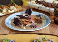 Salmonete A La Plancha Con Puré De Chirivía Y Ajo Negro A La Pimienta Y Aceite De Lombarda, Cokima
