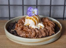 Trio De Chocolate, Amareto Y Mascarpone Con Helado De Nuez De Arce, Cokima