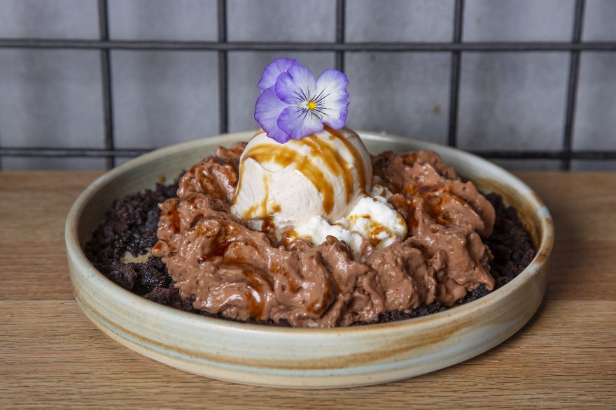 Trio De Chocolate, Amareto Y Mascarpone Con Helado De Nuez De Arce, Cokima