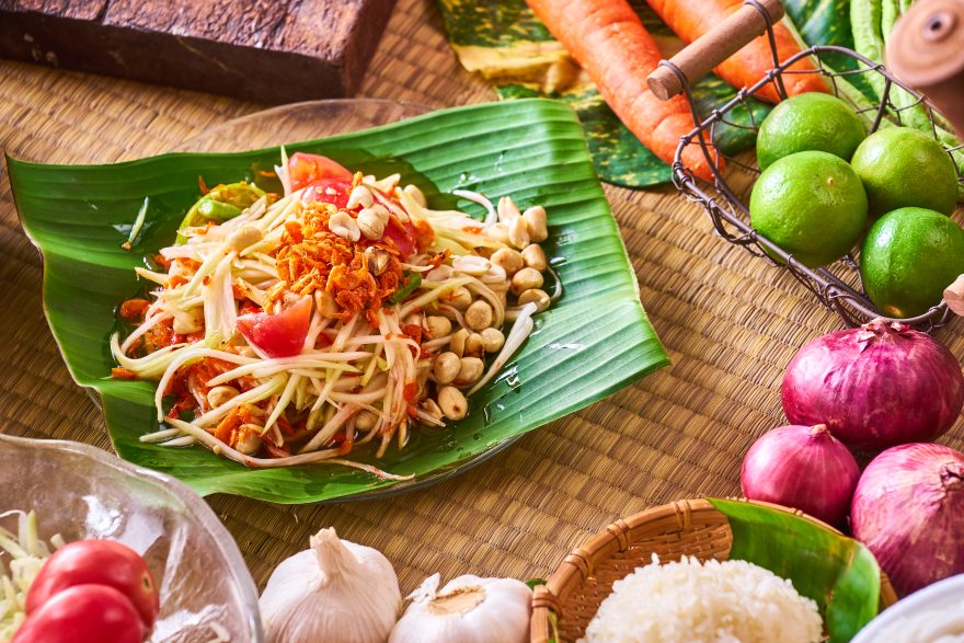 Papaya,salad,(som,tam),,,thai,food,,in,banana,leaf