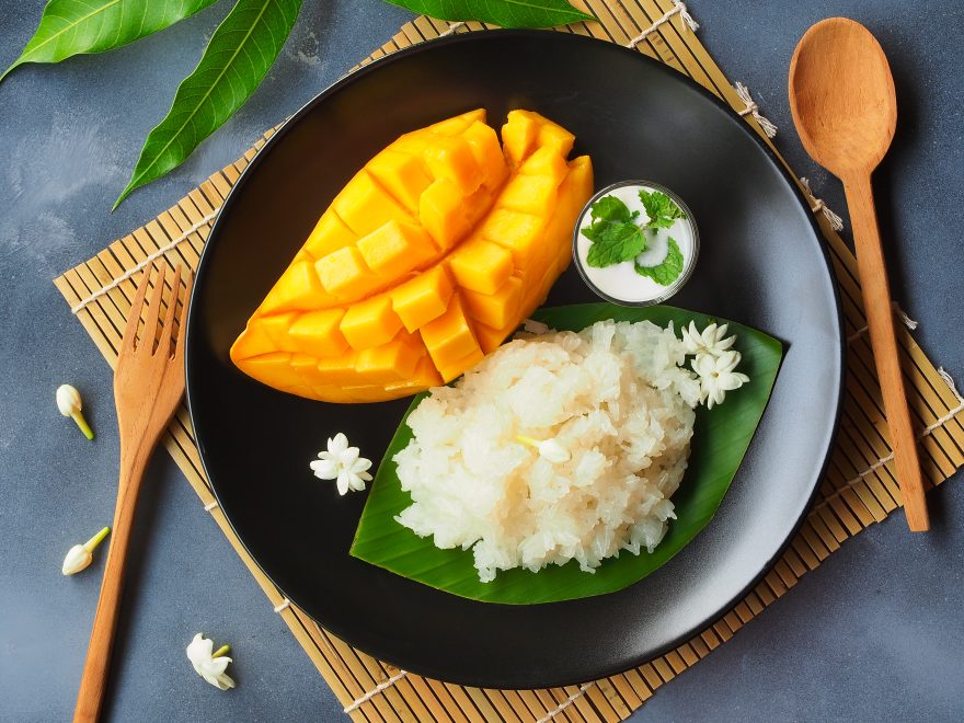 Mango,sticky,rice,in,a,black,plate,,a,famous,thai
