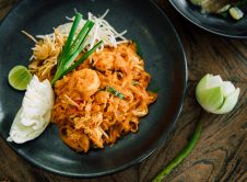 Padthai,shrimp,in,a,white,dish,with,lime,and,eggs