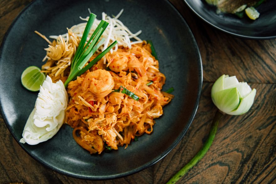 Padthai,shrimp,in,a,white,dish,with,lime,and,eggs