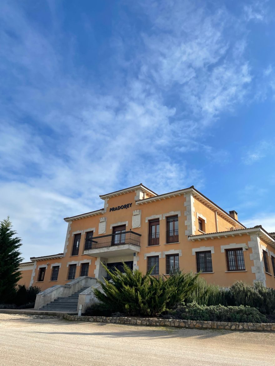 Fachada Bodega Pradorey