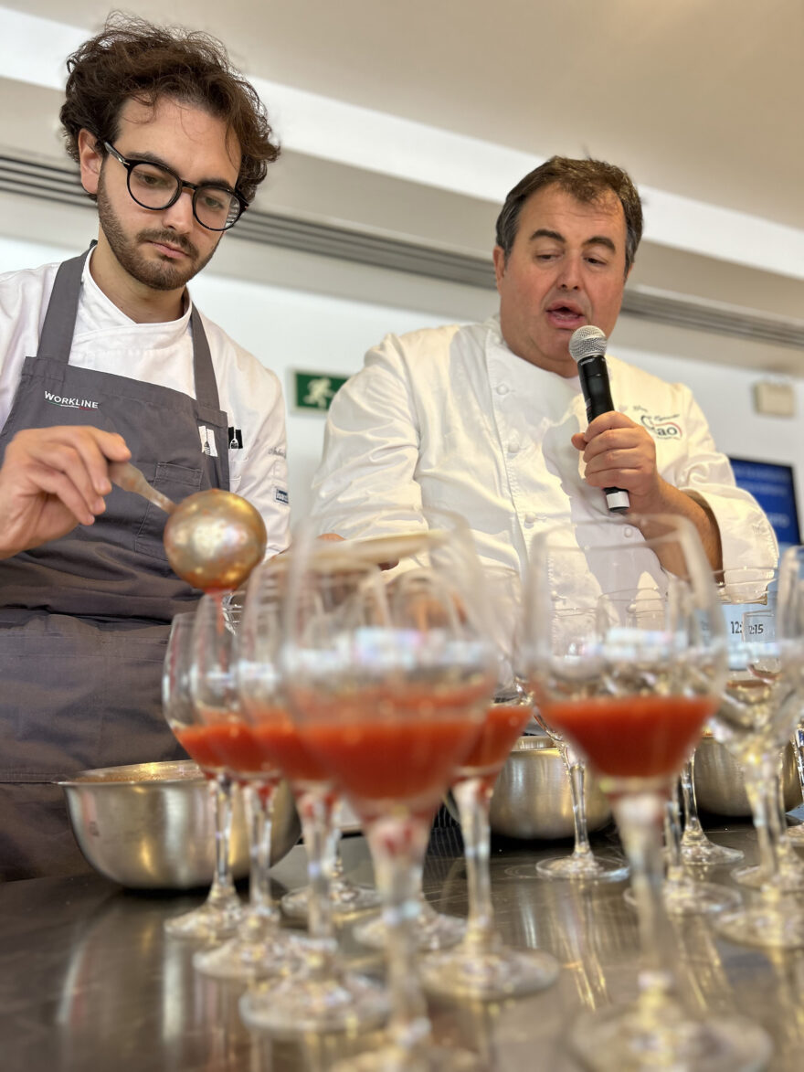 Gennaro Esposito Y Su Ayudante Preparando La Cata De Tomates En The Italian Show