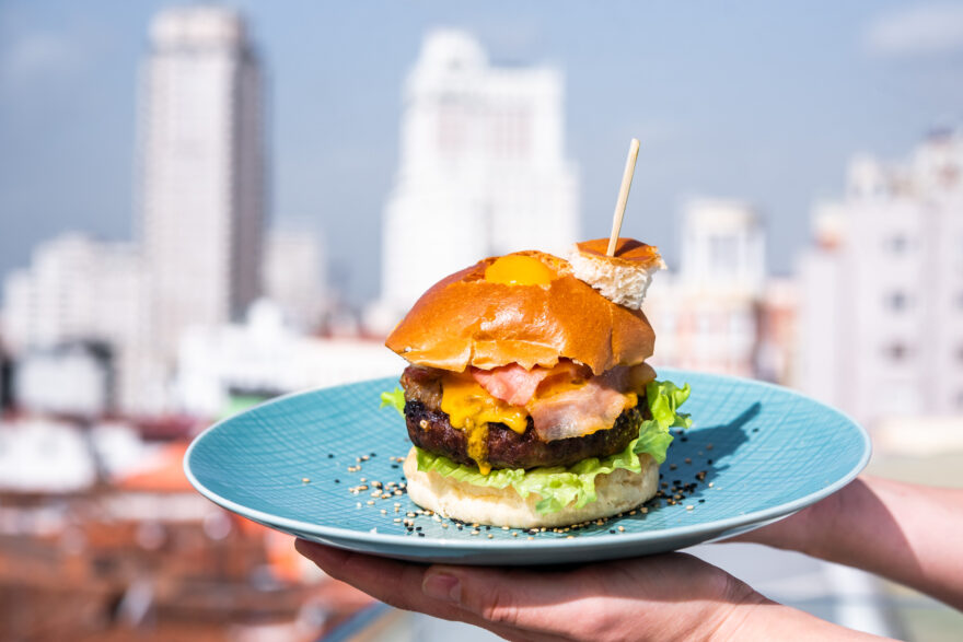 Hamburguesa De Vacuno Con Yema De Huevo Campero La Terraza Del Santo Domingo