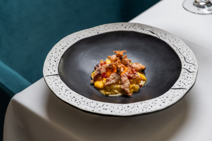 Puntillitas Del Estrecho Con Huevos Rotos Camperos Y Jamón Bellotero, Surtopía