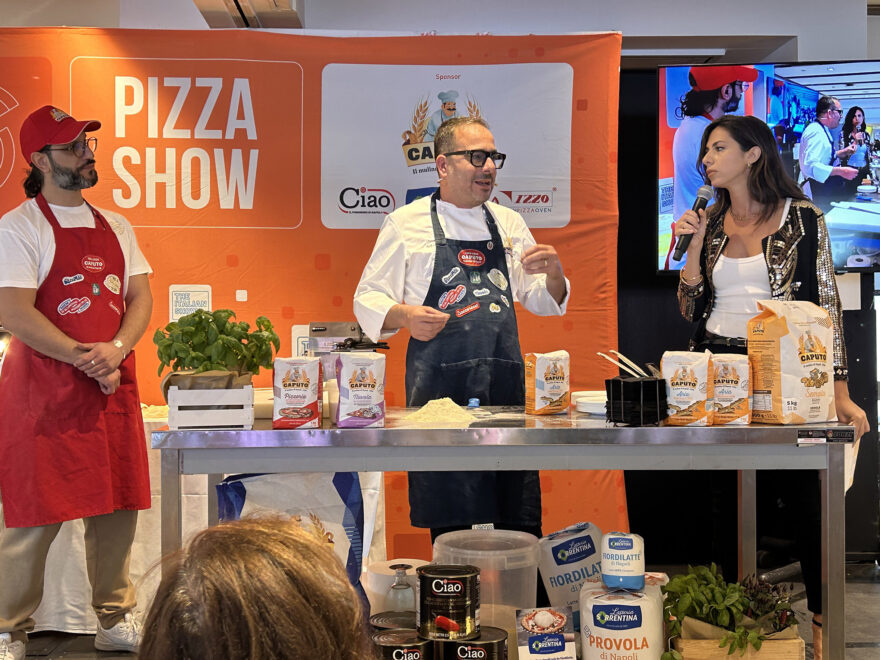 Simone Fortunato Explicando Su Pizza En The Italian Show
