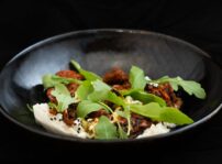 Burrata Con Pesto, Tomate Seco Y Aliño Japo