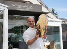 Cata Lupu Con Lomo En La Entrada De La Taberna De Elia
