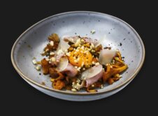 Guiso De Setas, Panceta, Trufa Y Huevo En Texturas Diferente Hr Fondo Negro